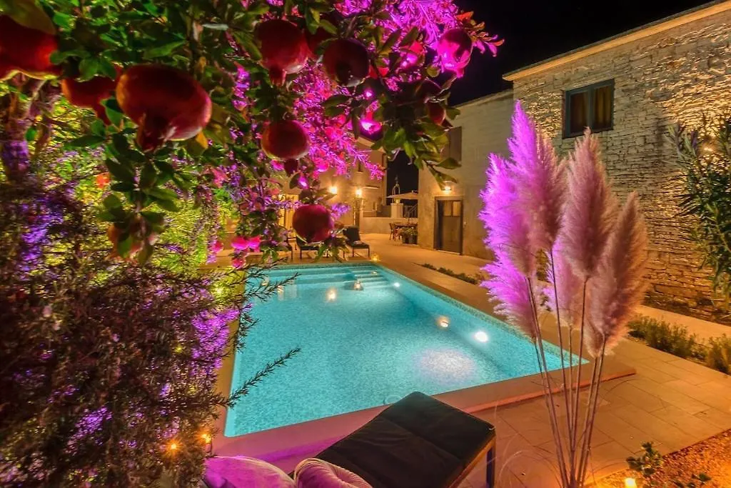 Svetvinčenat Villa Latini - Ideal For A Family Vacation. Heated Pool. Local Breakfast Optional Available