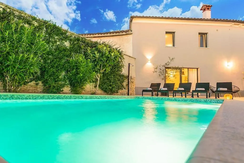 Svetvinčenat Villa Latini - Ideal For A Family Vacation. Heated Pool. Local Breakfast Optional Available